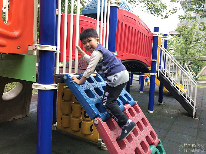 宜蘭縣宜蘭市宜蘭中山國小滑溜梯》5個遊戲區13道溜滑梯,大碗公溜滑梯、二層樓磨石子溜滑梯、帆船造型的溜滑梯、幼兒園