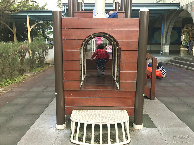 宜蘭縣宜蘭市宜蘭中山國小滑溜梯》5個遊戲區13道溜滑梯,大碗公溜滑梯、二層樓磨石子溜滑梯、帆船造型的溜滑梯、幼兒園