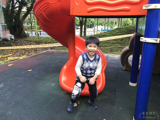 宜蘭縣宜蘭市宜蘭中山國小滑溜梯》5個遊戲區13道溜滑梯,大碗公溜滑梯、二層樓磨石子溜滑梯、帆船造型的溜滑梯、幼兒園