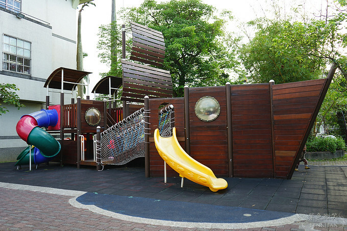 宜蘭縣宜蘭市宜蘭中山國小滑溜梯》5個遊戲區13道溜滑梯,大碗公溜滑梯、二層樓磨石子溜滑梯、帆船造型的溜滑梯、幼兒園