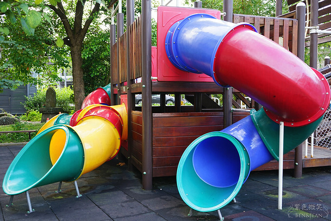 宜蘭縣宜蘭市宜蘭中山國小滑溜梯》5個遊戲區13道溜滑梯,大碗公溜滑梯、二層樓磨石子溜滑梯、帆船造型的溜滑梯、幼兒園