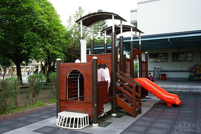 宜蘭縣宜蘭市宜蘭中山國小滑溜梯》5個遊戲區13道溜滑梯,大碗公溜滑梯、二層樓磨石子溜滑梯、帆船造型的溜滑梯、幼兒園