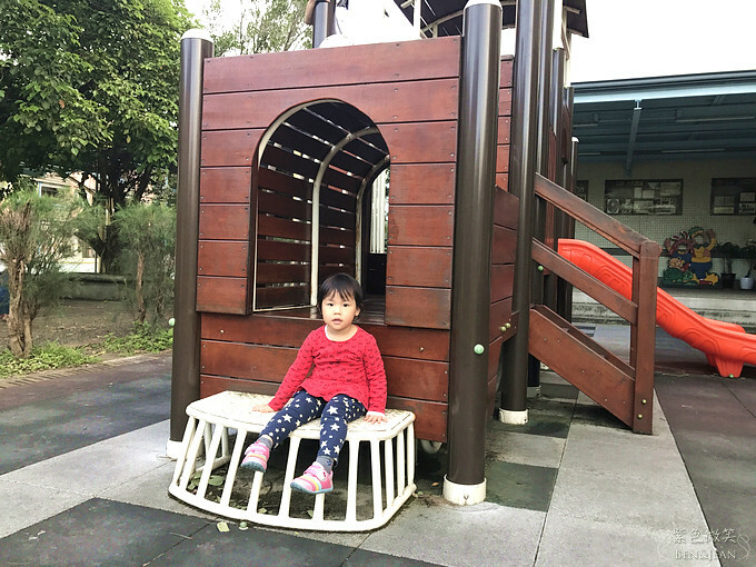 宜蘭縣宜蘭市宜蘭中山國小滑溜梯》5個遊戲區13道溜滑梯,大碗公溜滑梯、二層樓磨石子溜滑梯、帆船造型的溜滑梯、幼兒園