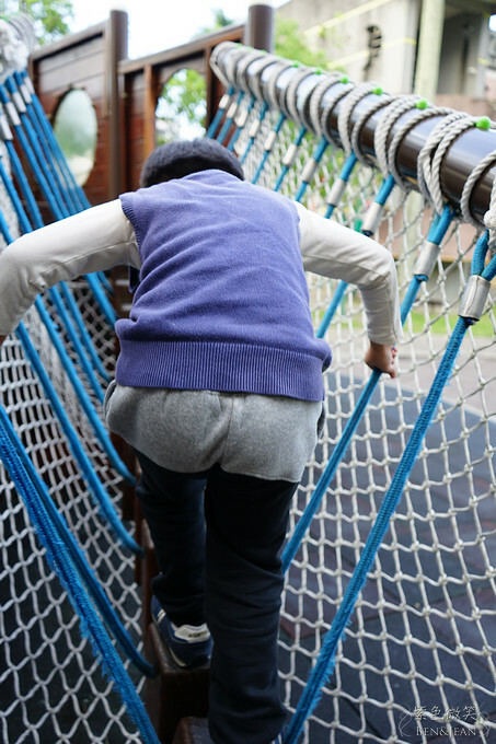 宜蘭縣宜蘭市宜蘭中山國小滑溜梯》5個遊戲區13道溜滑梯,大碗公溜滑梯、二層樓磨石子溜滑梯、帆船造型的溜滑梯、幼兒園