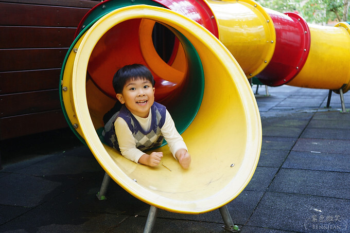 宜蘭縣宜蘭市宜蘭中山國小滑溜梯》5個遊戲區13道溜滑梯,大碗公溜滑梯、二層樓磨石子溜滑梯、帆船造型的溜滑梯、幼兒園