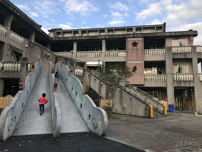 宜蘭縣宜蘭市宜蘭中山國小滑溜梯》5個遊戲區13道溜滑梯,大碗公溜滑梯、二層樓磨石子溜滑梯、帆船造型的溜滑梯、幼兒園
