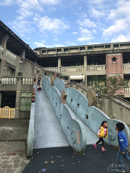 宜蘭縣宜蘭市宜蘭中山國小滑溜梯》5個遊戲區13道溜滑梯,大碗公溜滑梯、二層樓磨石子溜滑梯、帆船造型的溜滑梯、幼兒園