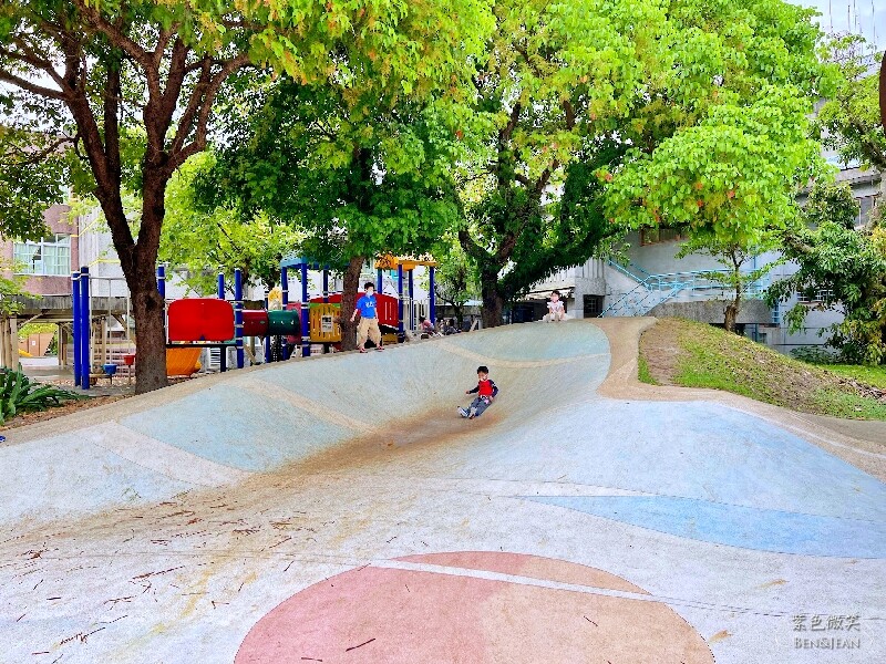 宜蘭縣宜蘭市宜蘭中山國小滑溜梯》5個遊戲區13道溜滑梯,大碗公溜滑梯、二層樓磨石子溜滑梯、帆船造型的溜滑梯、幼兒園