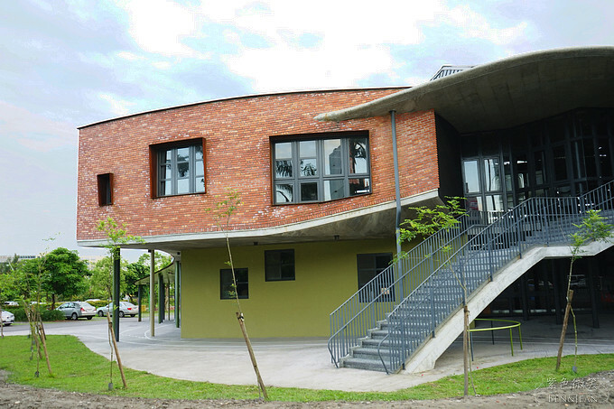 宜蘭縣宜蘭市宜蘭中山國小滑溜梯》5個遊戲區13道溜滑梯,大碗公溜滑梯、二層樓磨石子溜滑梯、帆船造型的溜滑梯、幼兒園