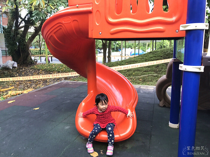 宜蘭縣宜蘭市宜蘭中山國小滑溜梯》5個遊戲區13道溜滑梯,大碗公溜滑梯、二層樓磨石子溜滑梯、帆船造型的溜滑梯、幼兒園