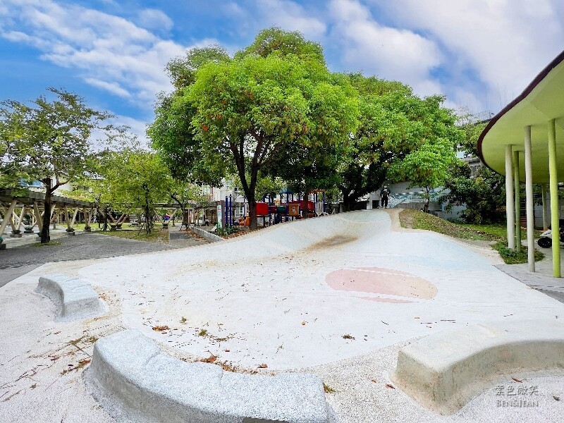 宜蘭縣宜蘭市宜蘭中山國小滑溜梯》5個遊戲區13道溜滑梯,大碗公溜滑梯、二層樓磨石子溜滑梯、帆船造型的溜滑梯、幼兒園