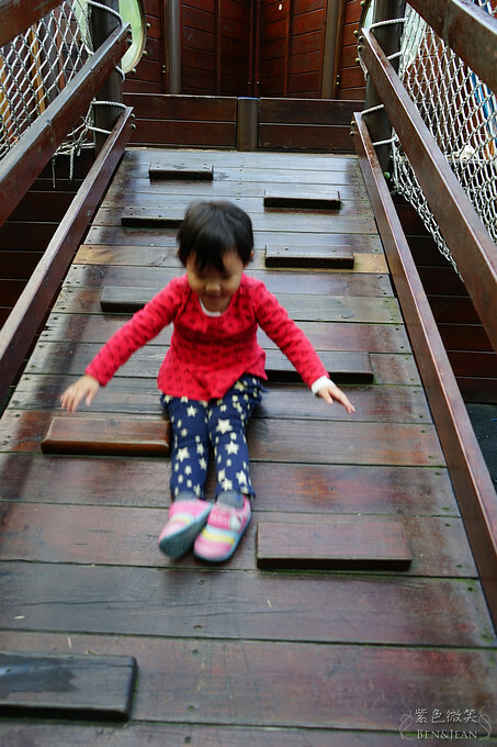 宜蘭縣宜蘭市宜蘭中山國小滑溜梯》5個遊戲區13道溜滑梯,大碗公溜滑梯、二層樓磨石子溜滑梯、帆船造型的溜滑梯、幼兒園