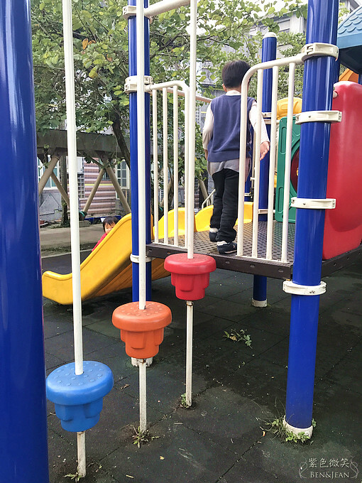 宜蘭縣宜蘭市宜蘭中山國小滑溜梯》5個遊戲區13道溜滑梯,大碗公溜滑梯、二層樓磨石子溜滑梯、帆船造型的溜滑梯、幼兒園