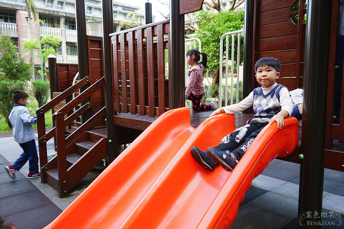 宜蘭縣宜蘭市宜蘭中山國小滑溜梯》5個遊戲區13道溜滑梯,大碗公溜滑梯、二層樓磨石子溜滑梯、帆船造型的溜滑梯、幼兒園
