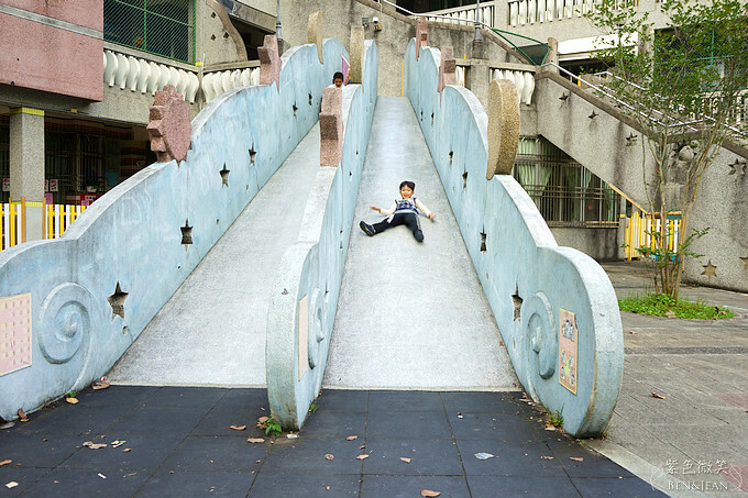 宜蘭縣宜蘭市宜蘭中山國小滑溜梯》5個遊戲區13道溜滑梯,大碗公溜滑梯、二層樓磨石子溜滑梯、帆船造型的溜滑梯、幼兒園