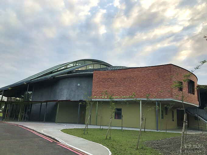 宜蘭縣宜蘭市宜蘭中山國小滑溜梯》5個遊戲區13道溜滑梯,大碗公溜滑梯、二層樓磨石子溜滑梯、帆船造型的溜滑梯、幼兒園