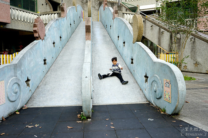 宜蘭縣宜蘭市宜蘭中山國小滑溜梯》5個遊戲區13道溜滑梯,大碗公溜滑梯、二層樓磨石子溜滑梯、帆船造型的溜滑梯、幼兒園