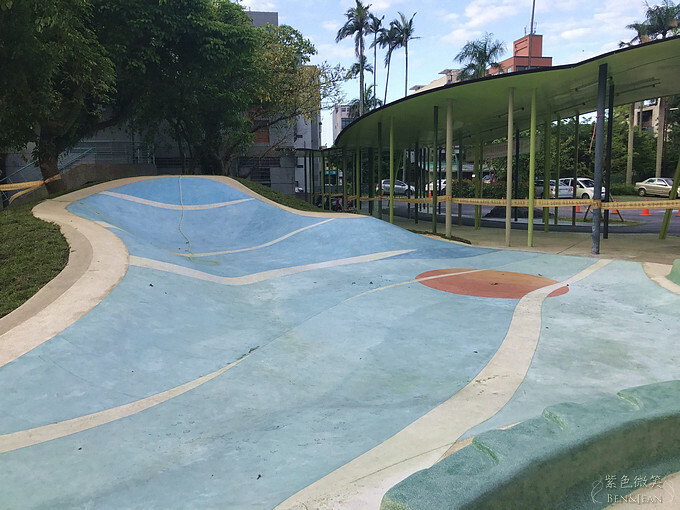 宜蘭縣宜蘭市宜蘭中山國小滑溜梯》5個遊戲區13道溜滑梯,大碗公溜滑梯、二層樓磨石子溜滑梯、帆船造型的溜滑梯、幼兒園