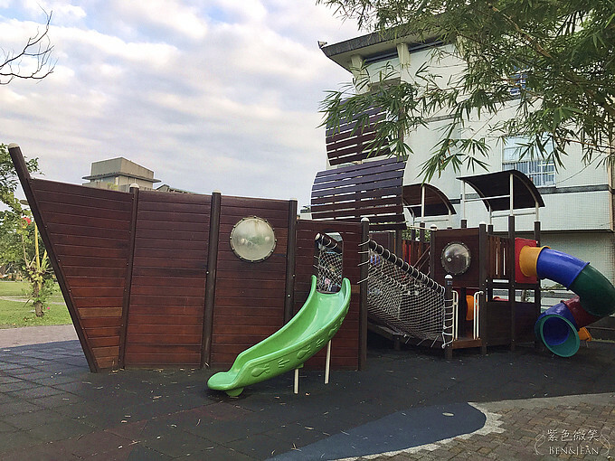 宜蘭縣宜蘭市宜蘭中山國小滑溜梯》5個遊戲區13道溜滑梯,大碗公溜滑梯、二層樓磨石子溜滑梯、帆船造型的溜滑梯、幼兒園