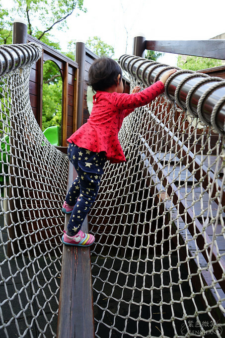 宜蘭縣宜蘭市宜蘭中山國小滑溜梯》5個遊戲區13道溜滑梯,大碗公溜滑梯、二層樓磨石子溜滑梯、帆船造型的溜滑梯、幼兒園