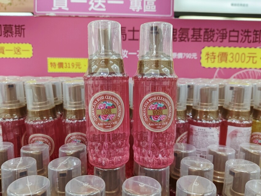 苗栗頭屋鄉|雅聞七里香玫瑰森林 依山型建造為主題的玫瑰花園 雅聞觀光工廠玫瑰季 全台五館免門票免費開放入園|西莉亞玩樂人生 苗栗頭屋鄉|雅聞七里香玫瑰森林 唯一 雅聞觀光工廠