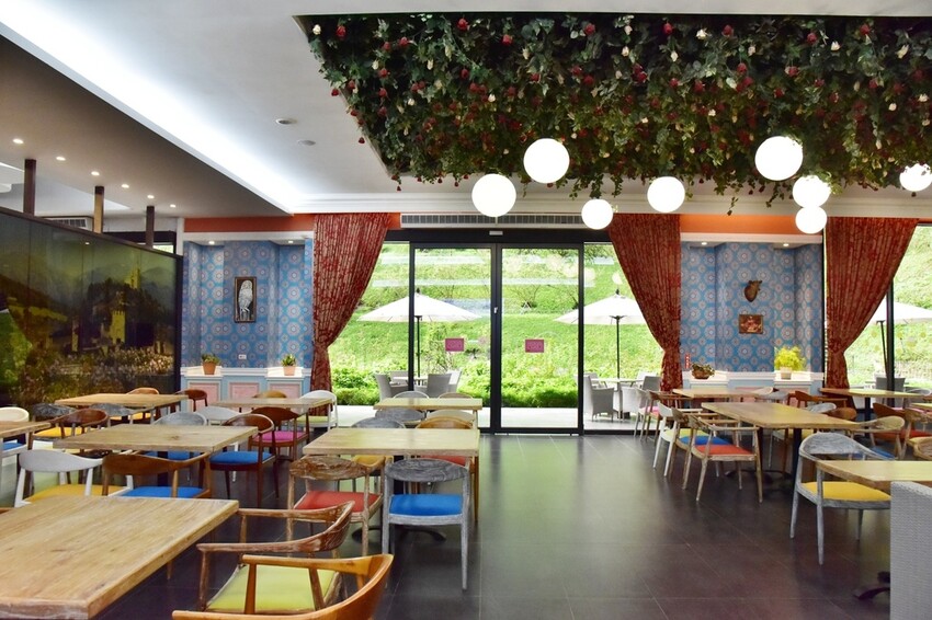 苗栗頭屋鄉|雅聞七里香玫瑰森林 依山型建造為主題的玫瑰花園 雅聞觀光工廠玫瑰季 全台五館免門票免費開放入園|西莉亞玩樂人生 苗栗頭屋鄉|雅聞七里香玫瑰森林 唯一 雅聞觀光工廠