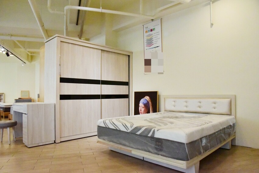 億家具批發倉庫 高雄店|