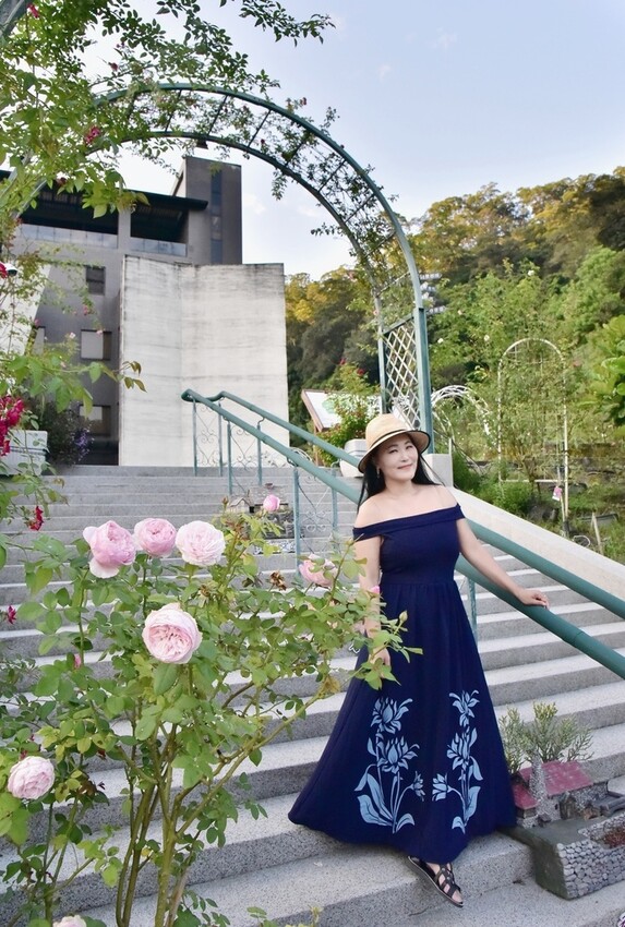 苗栗頭屋鄉|雅聞七里香玫瑰森林 依山型建造為主題的玫瑰花園 雅聞觀光工廠玫瑰季 全台五館免門票免費開放入園|西莉亞玩樂人生 苗栗頭屋鄉|雅聞七里香玫瑰森林 唯一 雅聞觀光工廠