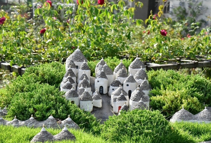 苗栗頭屋鄉|雅聞七里香玫瑰森林 依山型建造為主題的玫瑰花園 雅聞觀光工廠玫瑰季 全台五館免門票免費開放入園|西莉亞玩樂人生 苗栗頭屋鄉|雅聞七里香玫瑰森林 唯一 雅聞觀光工廠