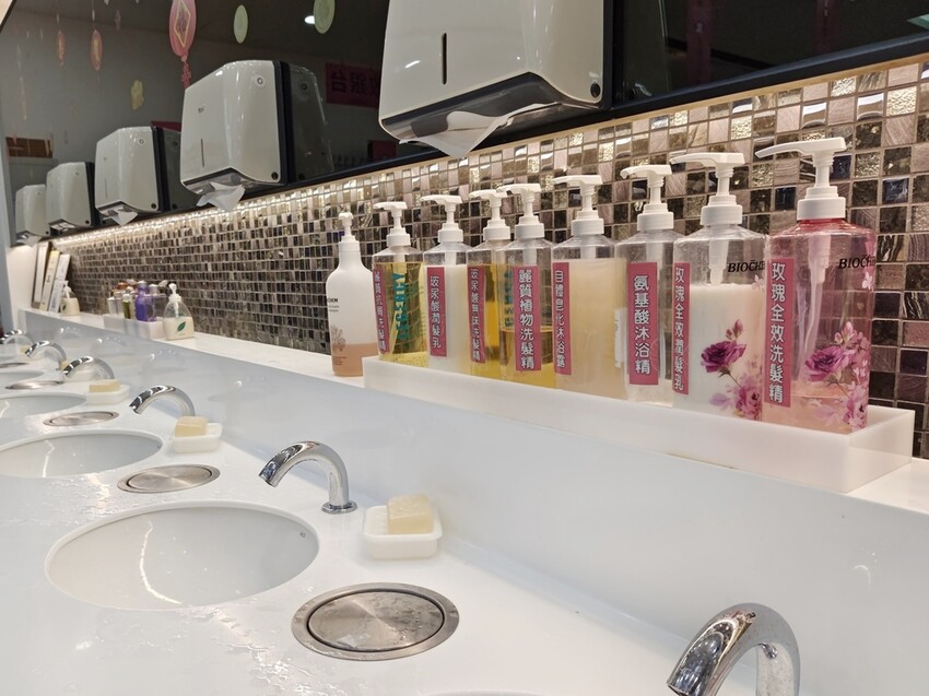 苗栗頭屋鄉|雅聞七里香玫瑰森林 依山型建造為主題的玫瑰花園 雅聞觀光工廠玫瑰季 全台五館免門票免費開放入園|西莉亞玩樂人生 苗栗頭屋鄉|雅聞七里香玫瑰森林 唯一 雅聞觀光工廠