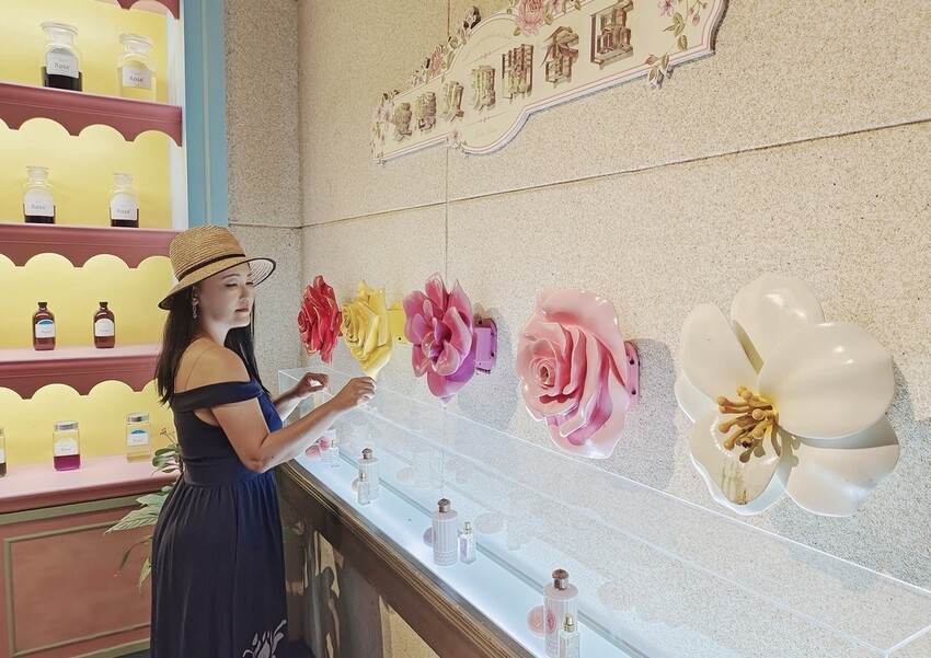 苗栗頭屋鄉|雅聞七里香玫瑰森林 依山型建造為主題的玫瑰花園 雅聞觀光工廠玫瑰季 全台五館免門票免費開放入園|西莉亞玩樂人生 苗栗頭屋鄉|雅聞七里香玫瑰森林 唯一 雅聞觀光工廠