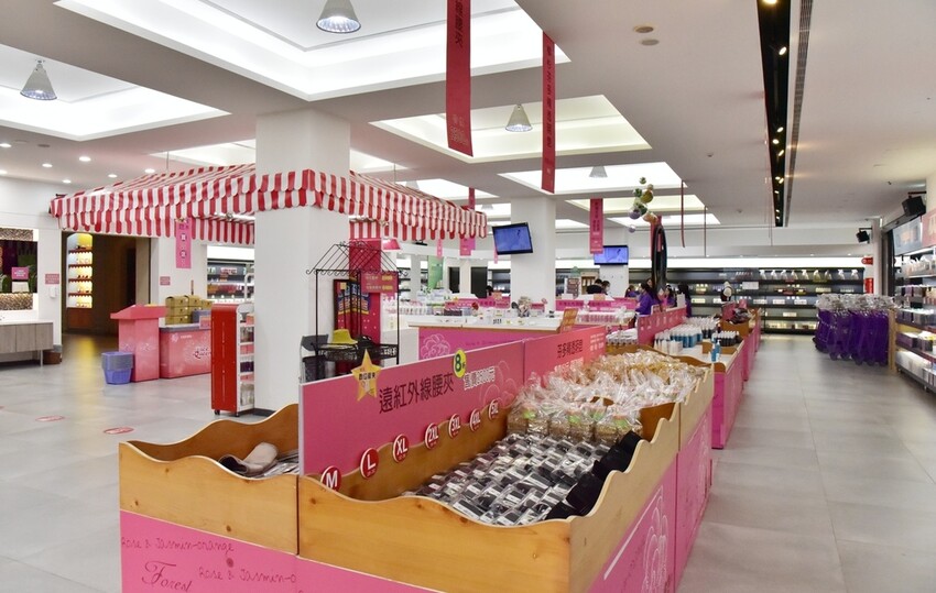 苗栗頭屋鄉|雅聞七里香玫瑰森林 依山型建造為主題的玫瑰花園 雅聞觀光工廠玫瑰季 全台五館免門票免費開放入園|西莉亞玩樂人生 苗栗頭屋鄉|雅聞七里香玫瑰森林 唯一 雅聞觀光工廠