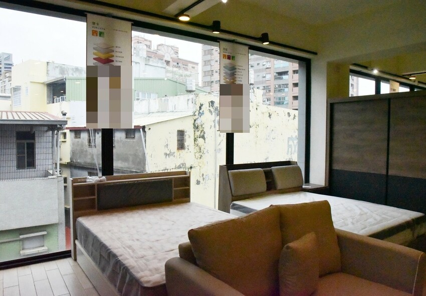 億家具批發倉庫 高雄店|