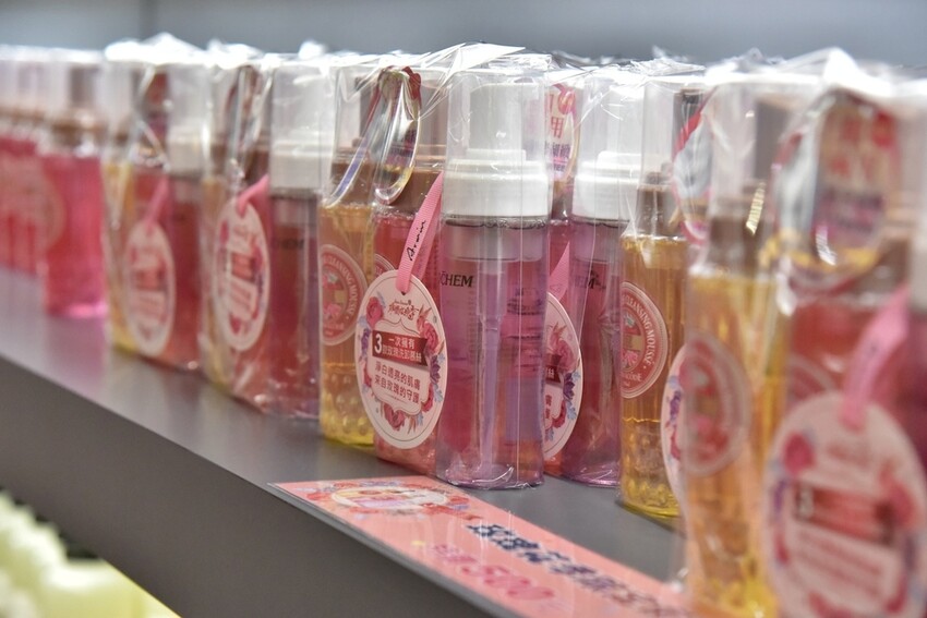 苗栗頭屋鄉|雅聞七里香玫瑰森林 依山型建造為主題的玫瑰花園 雅聞觀光工廠玫瑰季 全台五館免門票免費開放入園|西莉亞玩樂人生 苗栗頭屋鄉|雅聞七里香玫瑰森林 唯一 雅聞觀光工廠