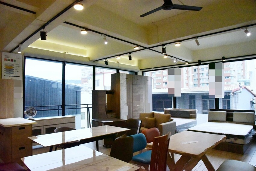 億家具批發倉庫 高雄店|