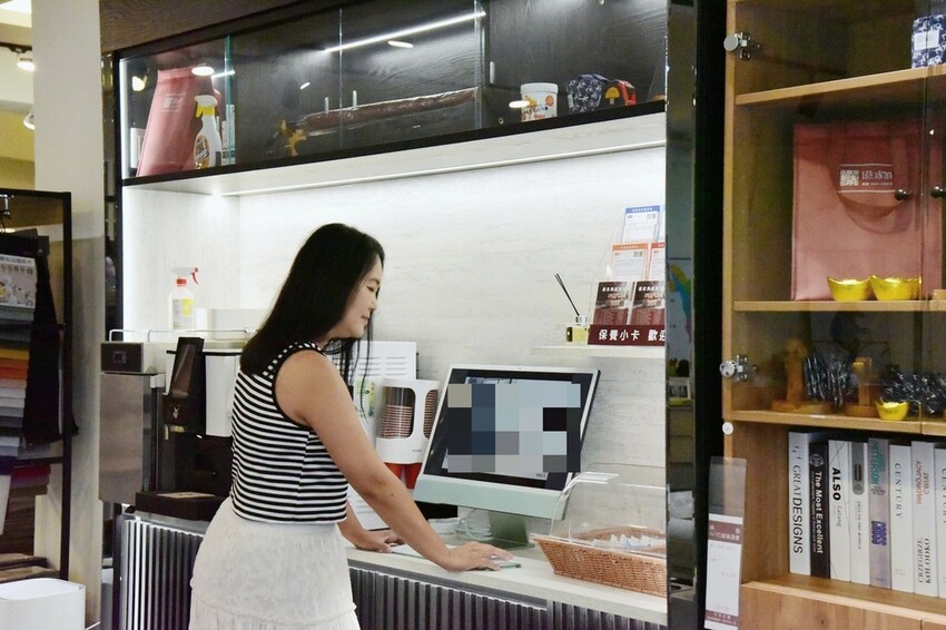 億家具批發倉庫 高雄店|