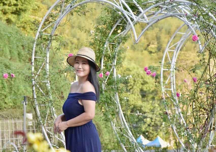 苗栗頭屋鄉|雅聞七里香玫瑰森林 依山型建造為主題的玫瑰花園 雅聞觀光工廠玫瑰季 全台五館免門票免費開放入園|西莉亞玩樂人生 苗栗頭屋鄉|雅聞七里香玫瑰森林 唯一 雅聞觀光工廠