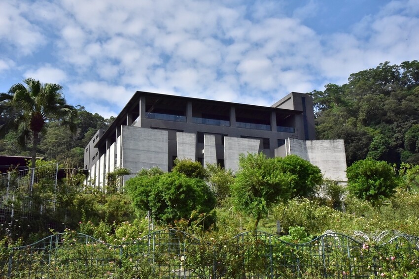 苗栗頭屋鄉|雅聞七里香玫瑰森林 依山型建造為主題的玫瑰花園 雅聞觀光工廠玫瑰季 全台五館免門票免費開放入園|西莉亞玩樂人生 苗栗頭屋鄉|雅聞七里香玫瑰森林 唯一 雅聞觀光工廠