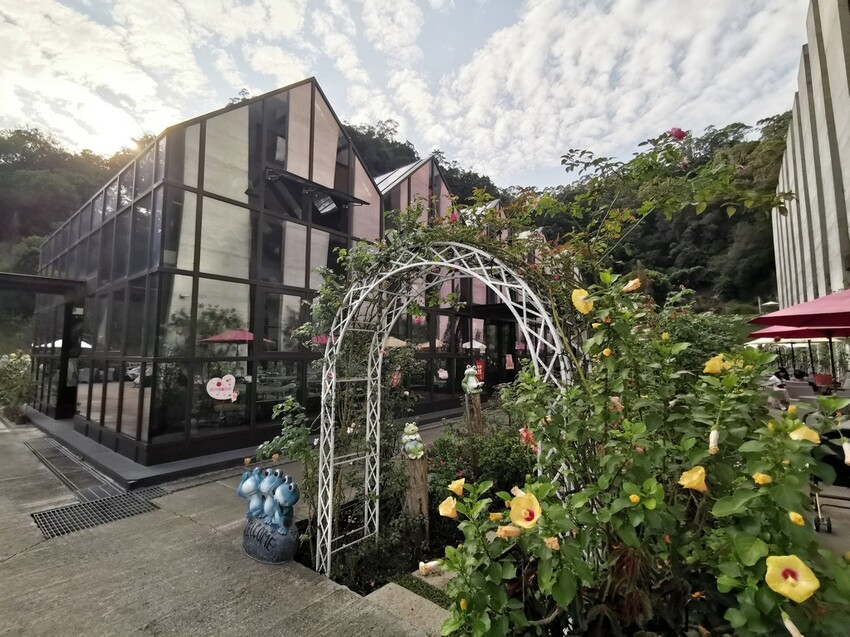 苗栗頭屋鄉|雅聞七里香玫瑰森林 依山型建造為主題的玫瑰花園 雅聞觀光工廠玫瑰季 全台五館免門票免費開放入園|西莉亞玩樂人生 苗栗頭屋鄉|雅聞七里香玫瑰森林 唯一 雅聞觀光工廠