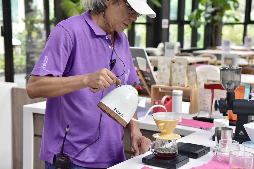 苗栗頭屋鄉|雅聞七里香玫瑰森林 依山型建造為主題的玫瑰花園 雅聞觀光工廠玫瑰季 全台五館免門票免費開放入園|西莉亞玩樂人生 苗栗頭屋鄉|雅聞七里香玫瑰森林 唯一 雅聞觀光工廠