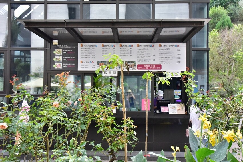 苗栗頭屋鄉|雅聞七里香玫瑰森林 依山型建造為主題的玫瑰花園 雅聞觀光工廠玫瑰季 全台五館免門票免費開放入園|西莉亞玩樂人生 苗栗頭屋鄉|雅聞七里香玫瑰森林 唯一 雅聞觀光工廠