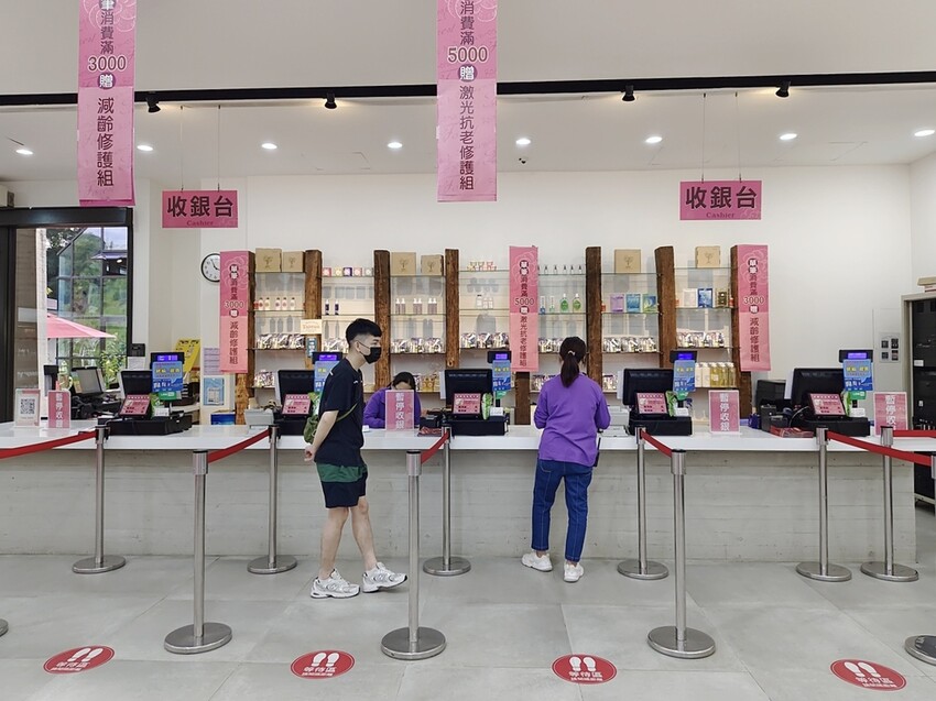 苗栗頭屋鄉|雅聞七里香玫瑰森林 依山型建造為主題的玫瑰花園 雅聞觀光工廠玫瑰季 全台五館免門票免費開放入園|西莉亞玩樂人生 苗栗頭屋鄉|雅聞七里香玫瑰森林 唯一 雅聞觀光工廠