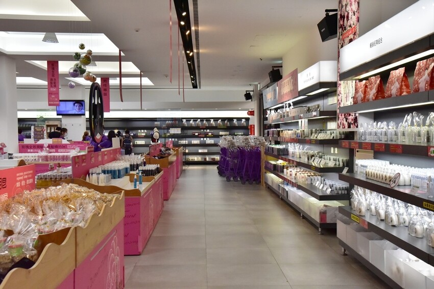 苗栗頭屋鄉|雅聞七里香玫瑰森林 依山型建造為主題的玫瑰花園 雅聞觀光工廠玫瑰季 全台五館免門票免費開放入園|西莉亞玩樂人生 苗栗頭屋鄉|雅聞七里香玫瑰森林 唯一 雅聞觀光工廠