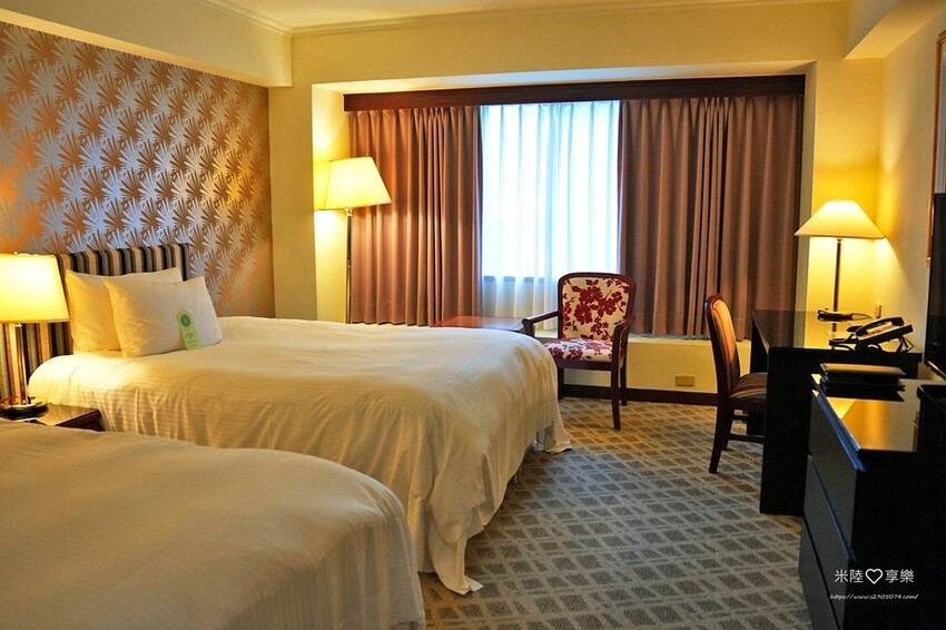 高雄市新興區高雄-福華大飯店➤高CP值✔有泳池、小遊戲室✔高樓層景觀餐廰