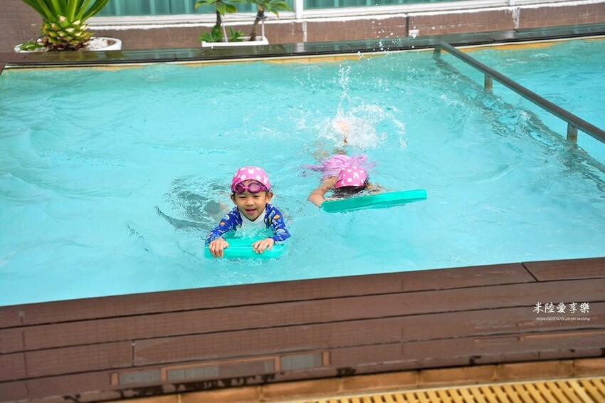 高雄市新興區高雄-福華大飯店➤高CP值✔有泳池、小遊戲室✔高樓層景觀餐廰