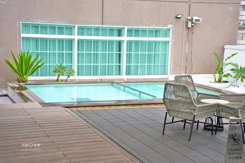 高雄市新興區高雄-福華大飯店➤高CP值✔有泳池、小遊戲室✔高樓層景觀餐廰