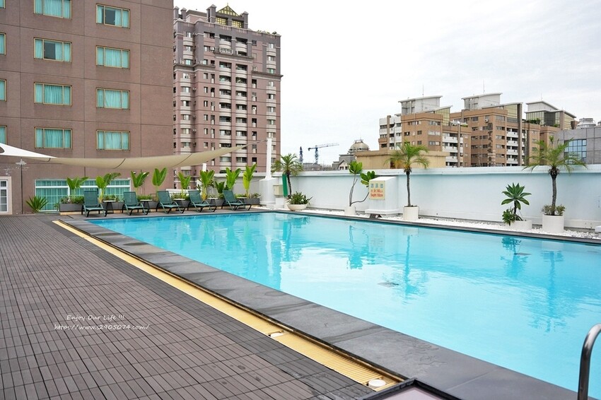 高雄市新興區高雄-福華大飯店➤高CP值✔有泳池、小遊戲室✔高樓層景觀餐廰