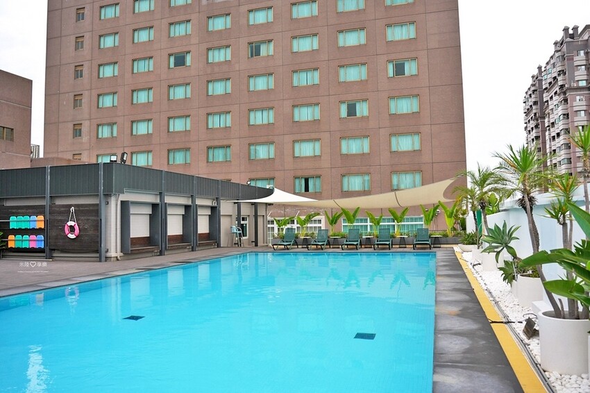 高雄市新興區高雄-福華大飯店➤高CP值✔有泳池、小遊戲室✔高樓層景觀餐廰