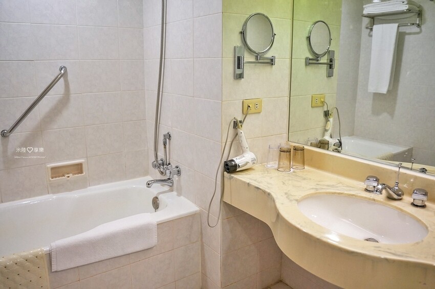 高雄市新興區高雄-福華大飯店➤高CP值✔有泳池、小遊戲室✔高樓層景觀餐廰