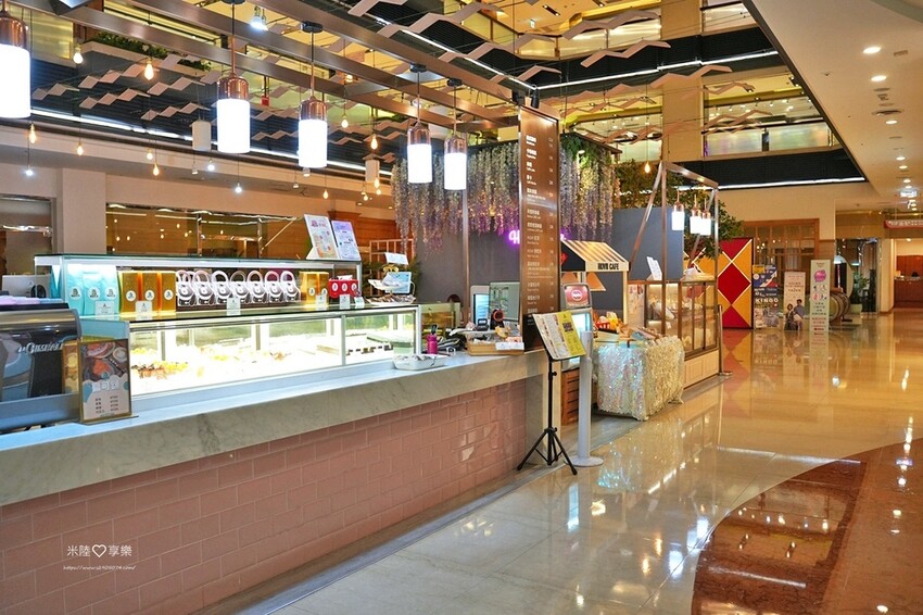 高雄市新興區高雄-福華大飯店➤高CP值✔有泳池、小遊戲室✔高樓層景觀餐廰